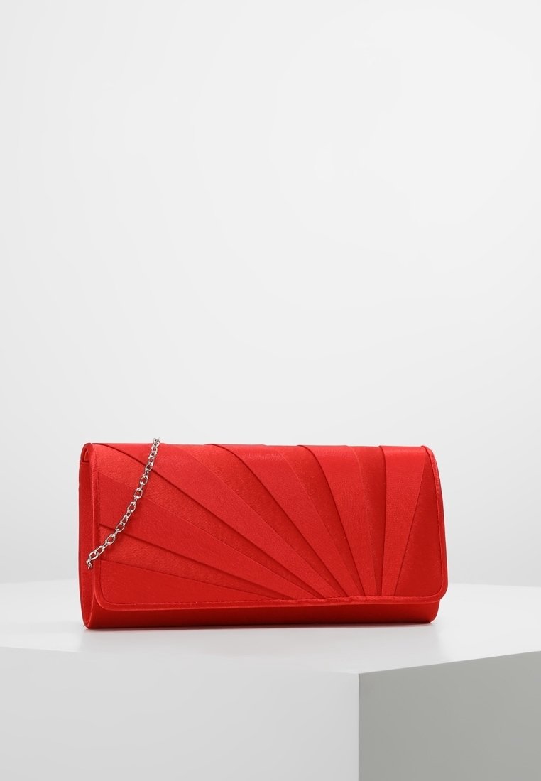 Rode clutch met geplooid ontwerp, zilveren kettingriem en gladde textuur. Klapsluiting en rechthoekige vorm.