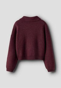 Pull cropped bordeaux avec un collier plat, coupe ample, épaules tombantes et ourlet côtelé. Matière tricotée douce et texturée.