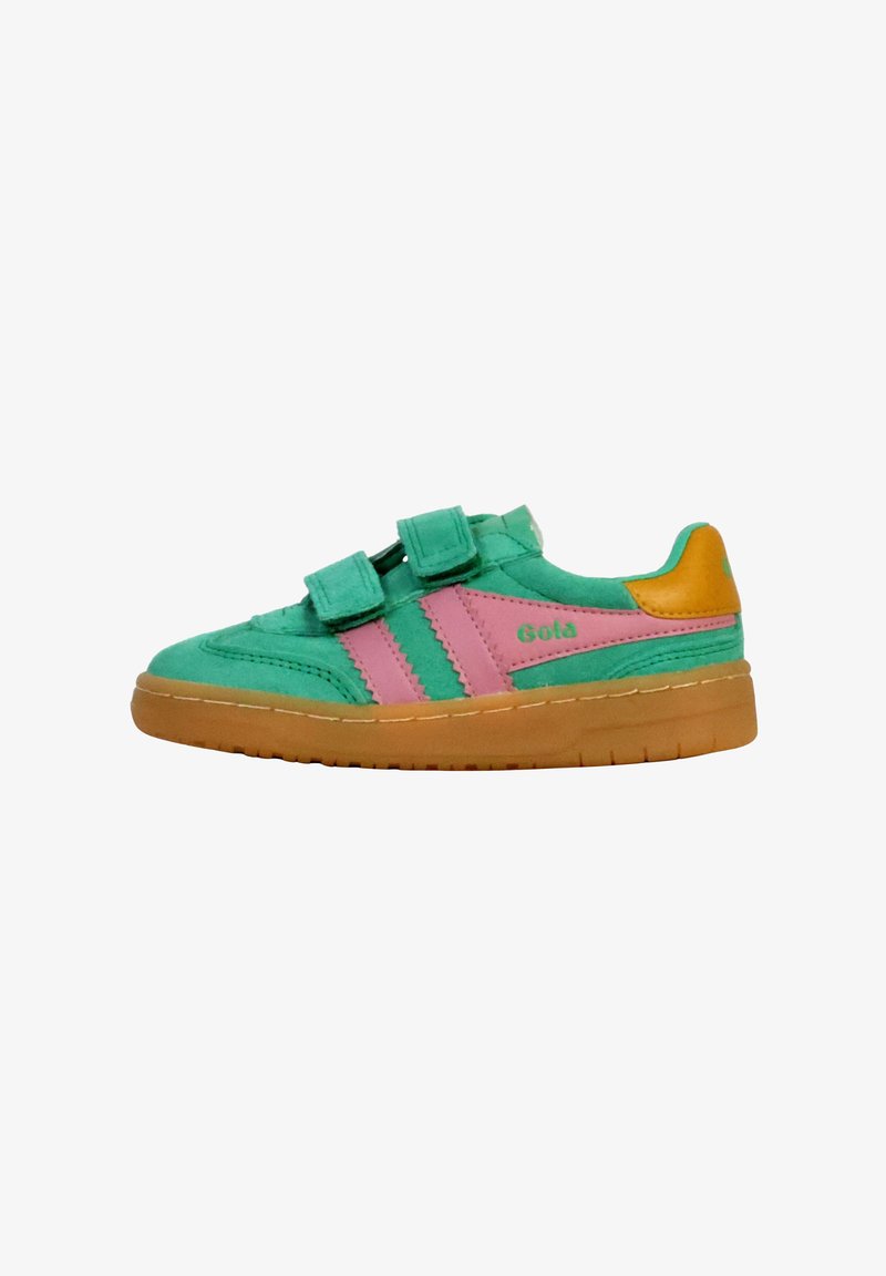 Zapatilla de gamuza verde y rosa con correas de velcro, costuras blancas y suela de goma color caramelo; presenta un pequeño detalle naranja en el talón.