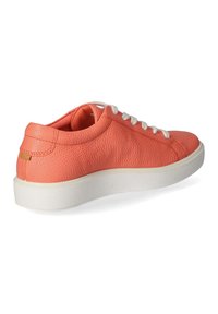 Korallivärvi nahast tossud tekstureeritud pinnaga, valged paelad ja kummitald. Omab väikest metallist aktsenti kanna peal.