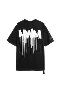 Camiseta de algodón negra con un gran gráfico blanco de diseño de pintura goteando en la parte posterior. Manga corta, cuello redondo y dobladillo recto.