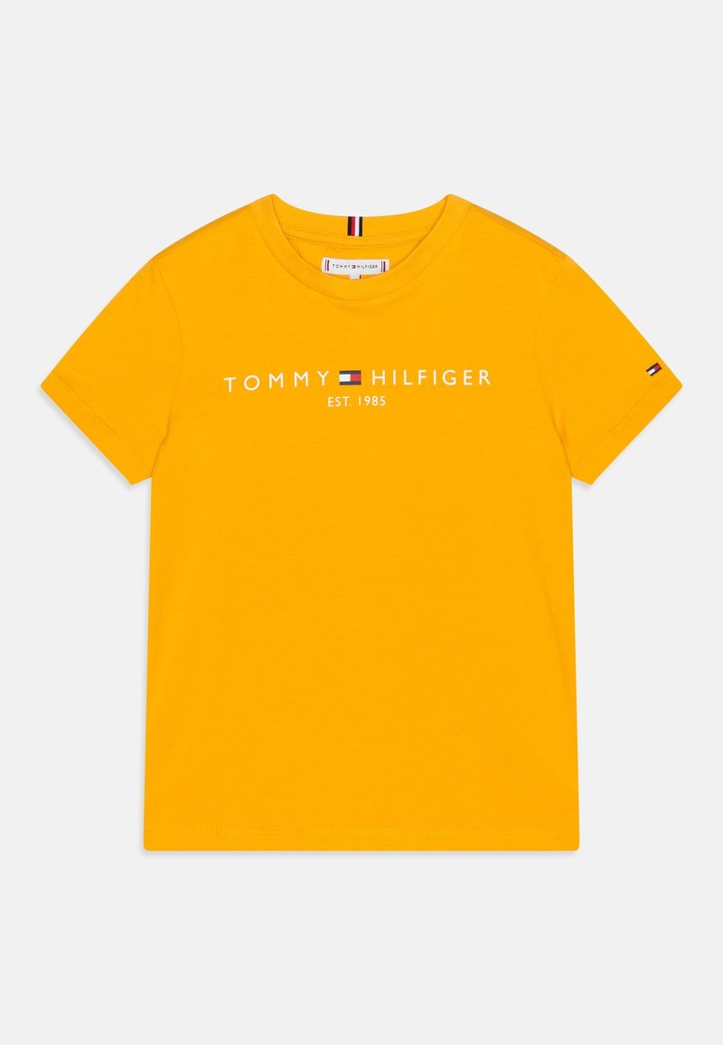 Żółta bawełniana koszulka z krótkim rękawem z białym napisem "TOMMY HILFIGER EST. 1985" i logo z przodu. Standardowy krój z okrągłym dekoltem.