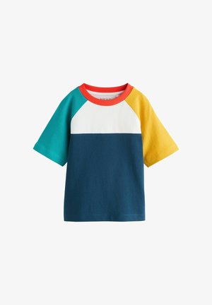 Korte mouw T-shirt met een ronde hals, gemaakt van katoen. Kleurvlakken in teal, wit, marineblauw en geel met een rood halsboord.