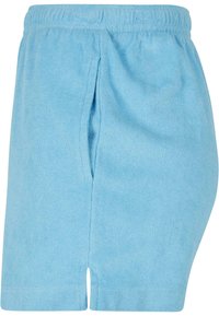 Shorts en éponge bleu clair avec ceinture élastique et poches latérales, conçus pour une utilisation décontractée ou détente.