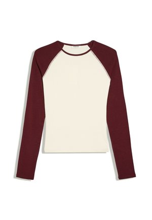 Langærmet raglan-shirt med cremefarvet krop og mørkerøde ærmer, med rund halsudskæring og synlige syninger ved skuldersømmene.