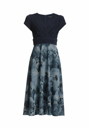 Navyjurk met kapmouwen, met een aangesloten lijfje en een uitlopende geplooide rok versierd met een blauw-zwart abstract patroon. Ritssluiting aan de achterkant.
