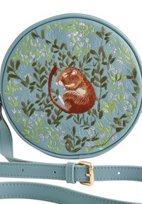 Borsa rotonda in finta pelle blu con un design ricamato testurizzato di un roditore marrone circondato da motivi floreali verdi e rosa. Tracolla regolabile.