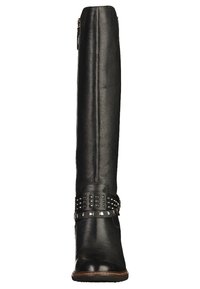 Bota de cuero negra hasta la rodilla con una textura suave, punta afilada y correa con tachuelas en el tobillo, que cuenta con un cierre de cremallera lateral.