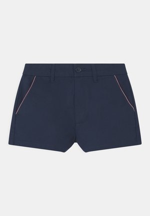 Pantalones cortos azul marino hechos de una tela suave con cierre de botón en el frente, que cuentan con dos bolsillos laterales con detalles en rojo.