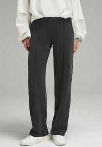 lululemon - Softstreme™ Pintuck Mid-Rise Regular - Trousers - Black Thumbnail Image 1