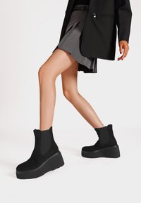 Queen Helena Botines con plataforma - nero microfibra