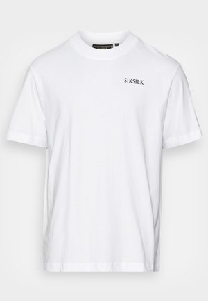 Biała koszulka z krótkim rękawem z małym czarnym logo "SIKSILK" na lewej piersi i okrągłym dekoltem.