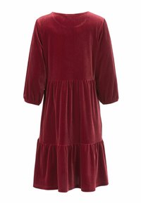 Rotes Samtkleid mit Dreiviertelärmeln, runder Halslinie und gestuftem Rock. Weicher Stoff und leicht ausgestellt Saum mit gerafften Details.