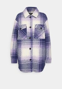 Lila- und weiße karierte Wolljacke mit Knöpfen, langen Ärmeln und zwei großen Fronttaschen mit Klappen.