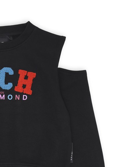 Felpa nera con design delle spalle scoperte. Presenta una scritta colorata e soffice "RICH" in rosso, blu e rosa. Tessuto morbido.