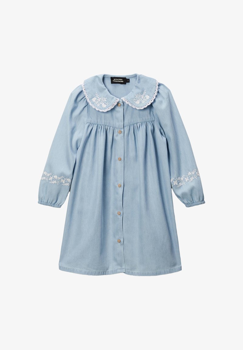Robe en denim bleu clair avec des manches longues, grand col blanc, détails floraux brodés et fermeture à boutons sur le devant. Texture douce avec taille froncée.