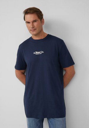Dunkelblaues T-Shirt aus Baumwolle mit Rundhalsausschnitt und kurzen Ärmeln. Die Vorderseite hat weiße gestickte Logodetails.