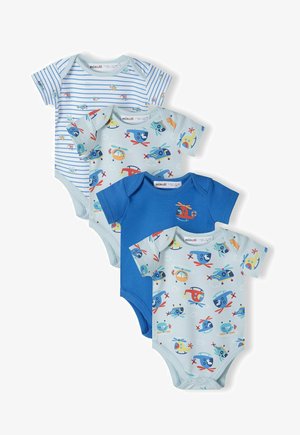 Fyra kortärmade baby bodysuits: en blå, en randig ljusblå med fordon, och två mönstrade med helikoptrar och fåglar i blått och rött.
