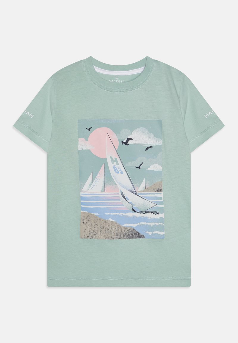 Hellgrünes Baumwoll-T-Shirt mit einem Grafikdesign von Segelbooten, Wellen und einer Sonne. Kurze Ärmel mit Druckdetails auf dem linken Ärmel.