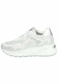 Hvide atletiske sneakers med metal accents, der har en perforeret overdel dekoreret med rhinsten og en tyk, hvid sål.