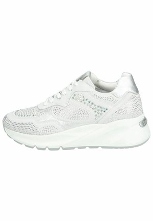 Hvide atletiske sneakers med metal accents, der har en perforeret overdel dekoreret med rhinsten og en tyk, hvid sål.
