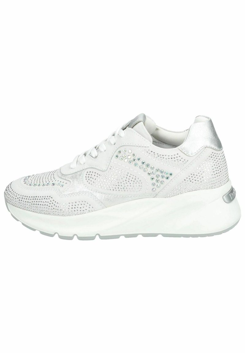 Hvide atletiske sneakers med metal accents, der har en perforeret overdel dekoreret med rhinsten og en tyk, hvid sål.