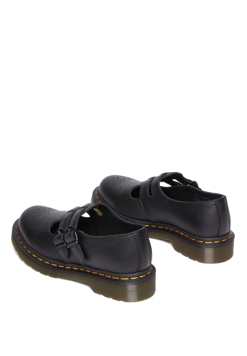 Schwarze Lederschuhe mit matter Oberfläche, ausgestattet mit zwei Schnallenriemen, Ausschnitten und einer dicken, strukturierten Sohle mit orangen Nähten.