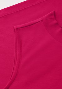 Fuksia T-paita materiaali, jossa on sileä tekstuuri, pyöreä kaula-aukko ja taskuyksityiskohta vasemmalla puolella, ommellut reunat.