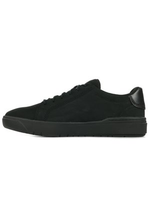 Adidași negri din suede cu un accent de piele netedă la călcâi. Prezintă vârf rotund, design cu șireturi și o talpă din cauciuc texturată.