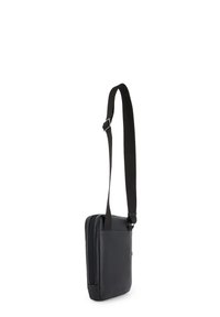 Schwarze Leder-Umhängetasche in flacher, rechteckiger Form, mit verstellbarem Stoffgurt, zwei Reißverschlussfächern und einer glatten Oberfläche.
