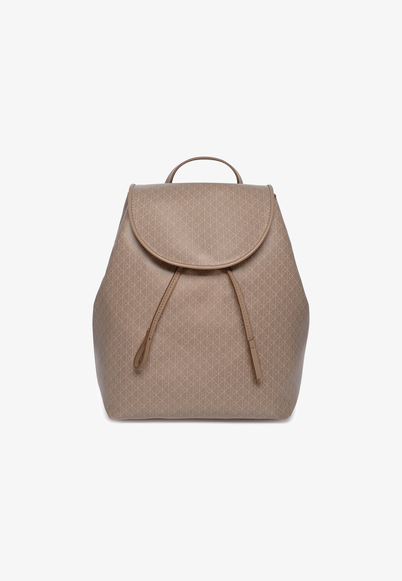 Sac à dos beige avec un motif géométrique subtil, fermeture par cordon de serrage et poignée à rabat sur le dessus, présenté sur un fond blanc.