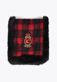 Rød og sort ternet tæppe med en tekstureret sort faux fur kant og et emblem med en krone og "LC" i guld og rød detaljering.