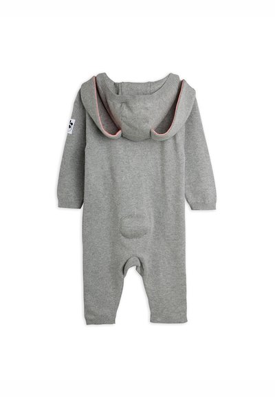 Combinaison bébé tricotée grise à manches longues, avec capuche et détails d'oreilles sur la capuche, vue de dos sur fond blanc.