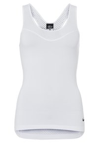 Débardeur de sport blanc conçu avec une silhouette ajustée, des panneaux en mesh et un logo Nike noir en bas à droite. Matière lisse et extensible.