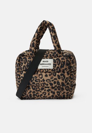 Sac rectangulaire souple à imprimé léopard avec deux poignées, une bandoulière noire et une étiquette blanche indiquant "Mads Nørgaard Copenhagen."