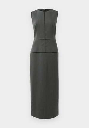 Vestido maxi sem mangas de cor cinza escuro, com detalhes de costura verticais e horizontais em preto, cintura ajustada e decote redondo.