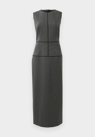 Αμάνικο μακριά γκρι φόρεμα με μαύρες κάθετες και οριζόντιες ραφές, εφαρμοστό στη μέση και στρογγυλή λαιμόκοψη.