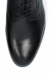 Czarne skórzane buty do garnituru o gładkiej, błyszczącej powierzchni, z wiązaną konstrukcją i minimalnym przeszyciem na wierzchu.