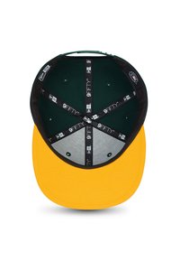 Geltona beisbolo kepurė su plačiu šilu, viduje su žalia pamušalu ir sidabriniu prakaito juostele, pažymėta "9FIFTY" etiketėmis.