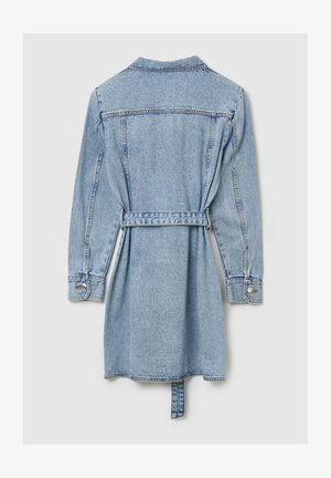 Helles blauer Denimjackenkleid mit langen Ärmeln, tailliertem Bund und Knopfmanschetten. Verfügt über einen Kragen und eine Rückenpasse.