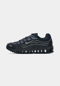 Muške crne i tamnoplav e Nike Air Max tenisice s vidljivom zračnom jastučićem i sivim Swoosh logom sa strane.