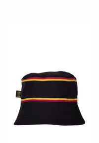 Zwarte bucket hat met horizontale rode en gele strepen. Zacht materiaal met een brede rand en een gestikte accent nabij de basis. Etiket aan de zijkant.