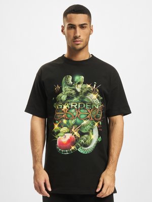 Czarny t-shirt z krótkim rękawem z żywą grafiką węży, liści i jabłka, z akcentami w kolorze zielonym i złotym.