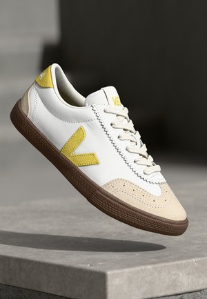 VOLLEY - Joggesko - white/liquor/bark