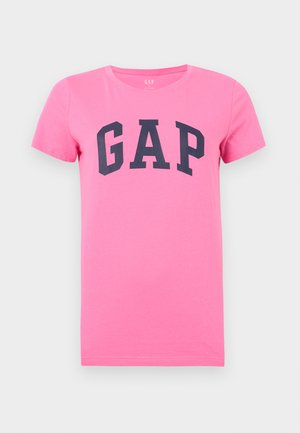 Maglietta rosa a maniche corte con scollo rotondo e grande scritta nera "GAP" sul petto.