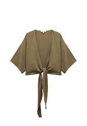 Olijfgroen cropped top met een V-hals, brede mouwen en een strikdetail aan de voorkant. Gemaakt van zachte, lichtgewicht stof met een gladde textuur.