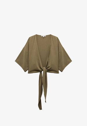 Top corto color verde oliva con escote en V, mangas anchas y detalle de lazo en el frente. Hecho de una tela suave y ligera con una textura suave.