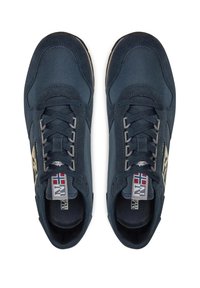 Scarpe da ginnastica blu navale con tomaia in tessuto testurizzato, design con lacci, accenti grigi, dettaglio del logo e suole imbottite per comfort.