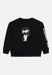 Μαύρο φούτερ με λευκή καρτουνίστικη φιγούρα που φοράει γυαλιά ηλίου στην πλάτη και το κείμενο "KARL LAGERFELD" στο δεξί μανίκι.