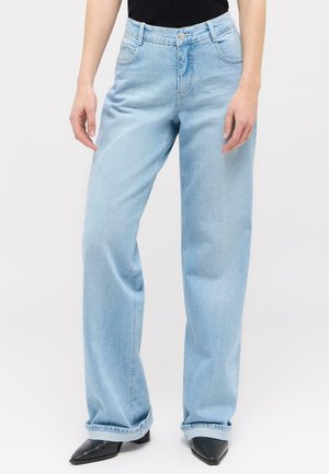 Hellblaue, weit geschnittene Jeans mit hohem Bund, fünf Taschen und aufgerollten Säumen. Sanfte Textur mit subtilen Wasch- und Nähdetails.